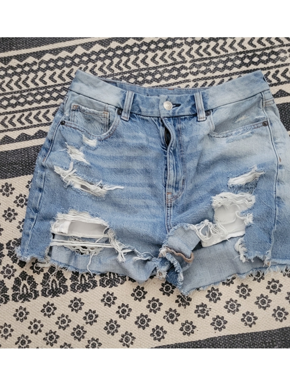 American Eagle Outfitters Light Blue Distressed Denim Shorts Size 6